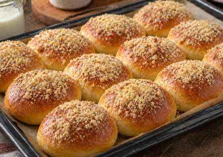 Булочки «Присыпушки» — тесто как пух и сладкая крошка сверху. С холодным молоком или кофе самое то