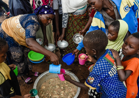 Число катастрофически голодающих людей в мире выросло в девять раз