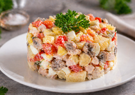 На любые женские посиделки салат «Дамский каприз»: некалорийный, яркий и необычный