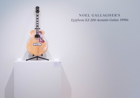 Гитару с автографом лидера Oasis купили почти за $100 тысяч