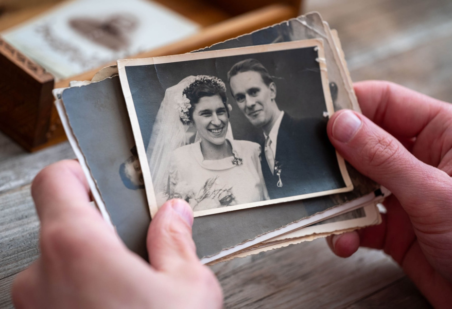 Как нейросеть восстанавливает старые и поврежденные фото