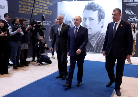 «Снял с себя в пустыне»: Путину показали особую вещь Жириновского