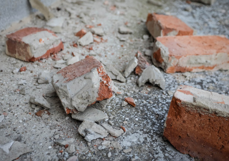 Лепнина с фасада дома в Петербурге едва не убила прохожего