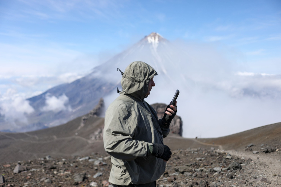 Камчатский край. Вид на Корякский вулкан со склона Авачинского вулкана
