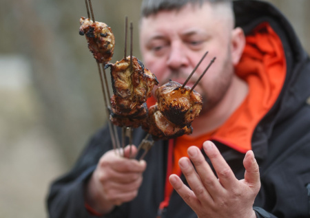 Врач объяснила, кому нельзя есть шашлык