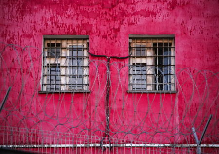 Арестантам «Крестов» пытались передать «фаршированные» метадоном леденцы