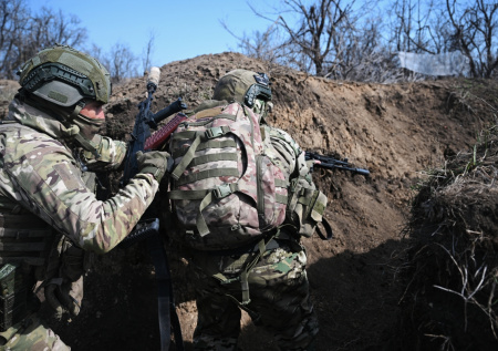 Российского бойца наградили орденом Мужества за первый бой на СВО