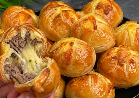 Вместо пирожков делаю бомбочки с картошкой и фаршем. Эти шарики запали в душу всей семье и разлетаются прямо с противня