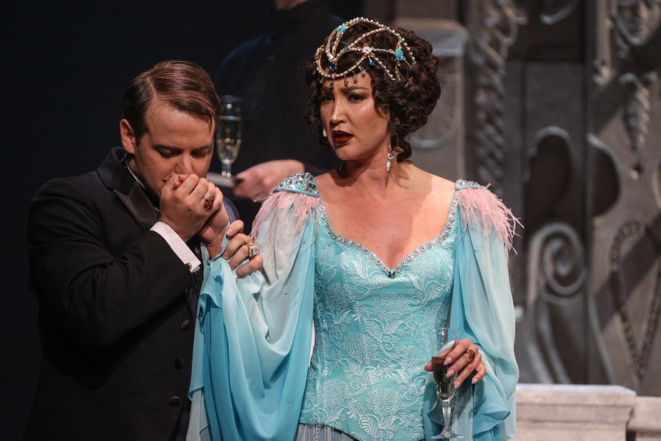 Юрий Коновалов (управляющий ротшильдского завода Вайнштедта) и Ольга Бузова (Бэлла Шанталь, певица) в сцене из спектакля «Чудесный грузин» (режиссер Рената Сотириади)