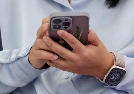 Названа причина медленного внедрения новшеств в смартфоны Samsung и Apple