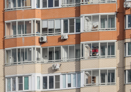 Москвичей предупредили о наказании за вытряхивание пыльного ковра из окна