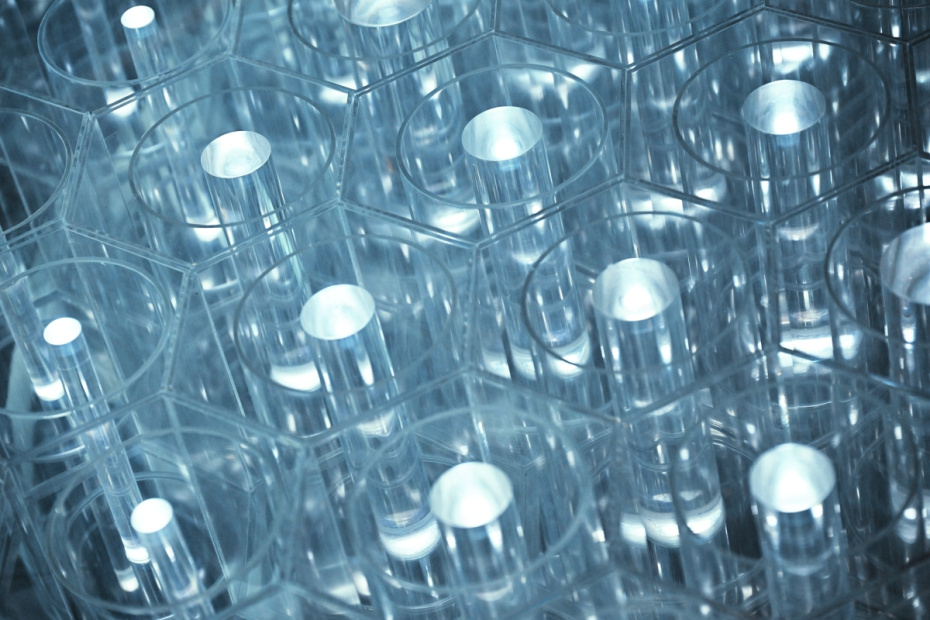 Демонстрация свечения Вавилова — Черенкова в экспозиции «Чернобыль. Подвиг народа» в музее «Атом» на ВДНХ в Москве. Экспозиция открылась 24 апреля, открытие приурочено к 40-летию аварии на Чернобыльской атомной электростанции 26 апреля 1986 года