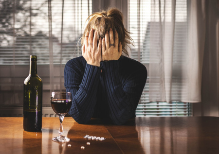 Нарколог раскрыл, каким напитком нельзя запивать снотворное