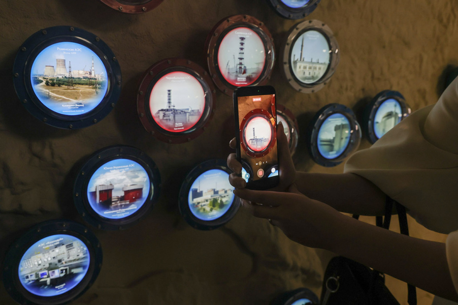 Карта атомных электростанций, построенных советскими атомщиками, в экспозиции «Чернобыль. Подвиг народа» в музее «Атом» на ВДНХ в Москве. Экспозиция открылась 24 апреля, открытие приурочено к 40-летию аварии на Чернобыльской атомной электростанции 26 апреля 1986 года