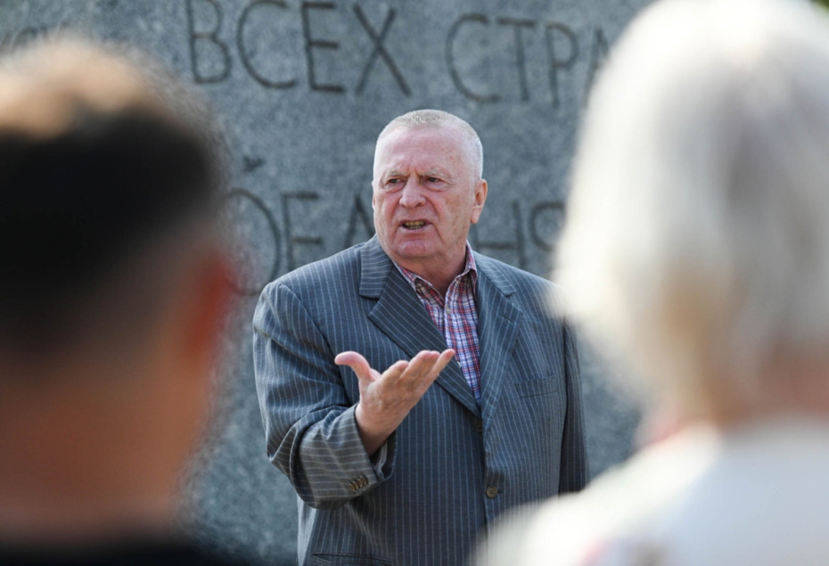 Владимир Жириновский выступает перед посетителями «Фестиваля еды» на площади Революции в Москве, 2021 г.