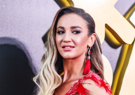 «Как вам я?»: Бузова поразила фанатов возвращением к образу 2004 года