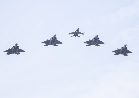 Польша подняла истребители и самолет разведки