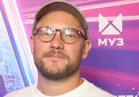 Звезда «Реальных пацанов» пришел в автосалон и разбил чужой Mercedes