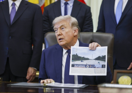 Трамп осудил нападки Оуэнс на супругу президента Франции