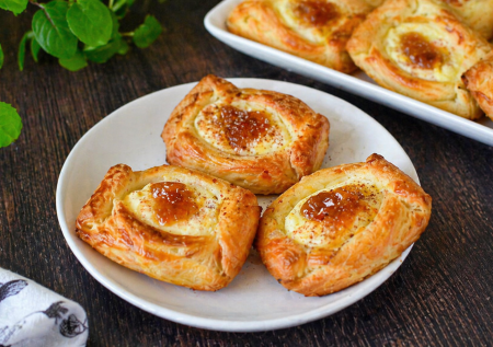 Творожные лодочки из слоёного теста леплю за 5 минут: гора вкусняшек из пачки теста