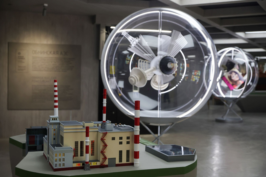 Макет здания Обнинской АЭС в экспозиции «Чернобыль. Подвиг народа» в музее «Атом» на ВДНХ в Москве. Экспозиция открылась 24 апреля, открытие приурочено к 40-летию аварии на Чернобыльской атомной электростанции 26 апреля 1986 года