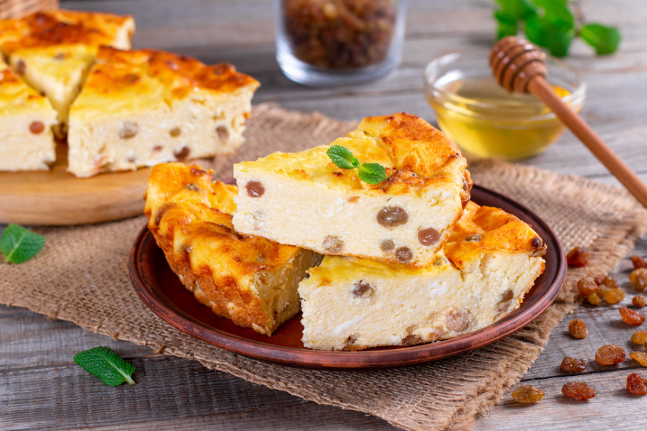 Запеканка из творога с изюмом