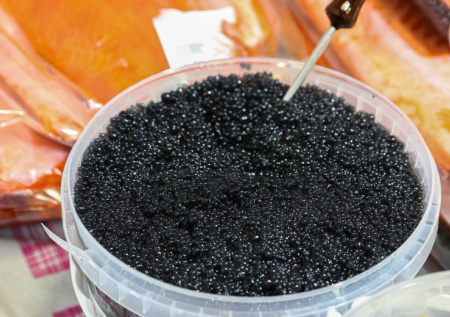 В Петербурге мужчина незаконно хранил 78 килограммов черной икры