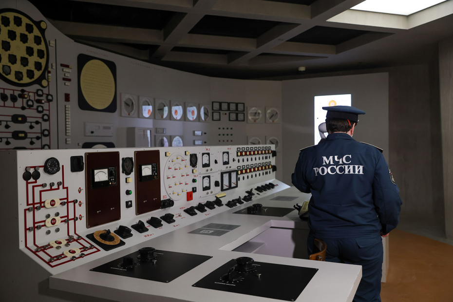 Сотрудница МЧС РФ у макета Обнинской АЭС в рамках выставки «Чернобыль. Подвиг народа» в музее «Атом» на ВДНХ в Москве. Выставка приурочена к 40-летию аварии на Чернобылькой АЭС 26 апреля 1986 года