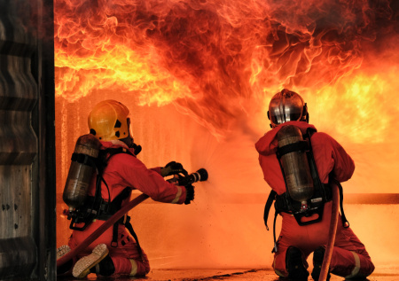 Британскую авиабазу с американскими бомбардировщиками поглотил огонь