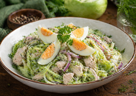 Этот копеечный полезный овощ забыли, а зря: готовим куриный салат, который легко заменит ужин. Всего 3 ингредиента