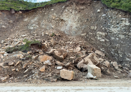 Кадры мощного оползня в Дагестане попали в Сеть