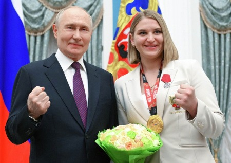 Путин сделал фото с чемпионкой мира по боксу