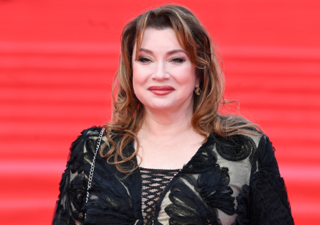 Неудачная пластика, обет безбрачия, шесть внуков: как живет Вера Сотникова