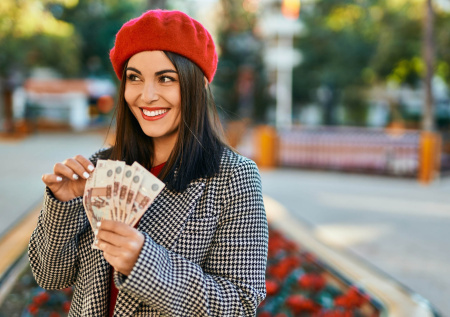 Гороскоп на май-2026 для Льва: как не прогореть в деньгах и любви