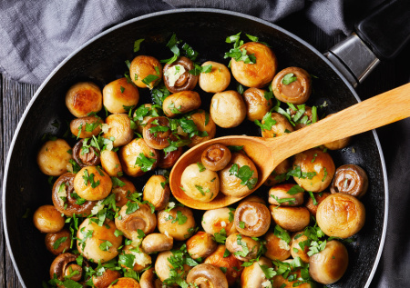 Салат, который спасает вечер: «простецкий» ужин из банки грибов с вау-эффектом