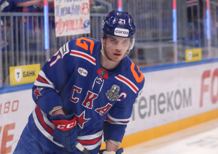 Американский хоккеист нокаутировал российского защитника во время матча НХЛ