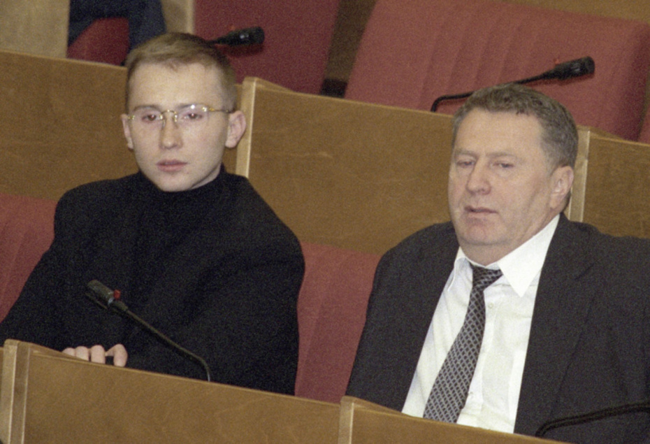 Владимир Жириновский (справа) и его сын Игорь Лебедев (слева) в зале заседаний, 2000 г.