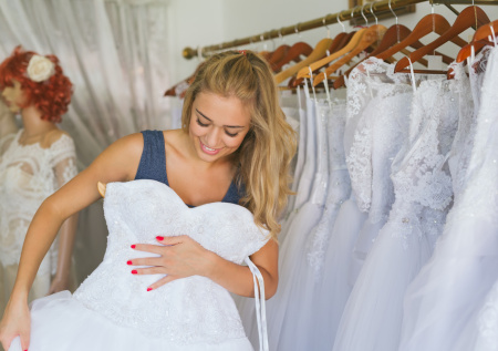 Экономист ответила, можно ли брать плату за примерку свадебного платья