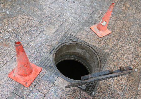 В Кузбассе ребенку выплатили 100 тыс. рублей компенсации за падение в люк