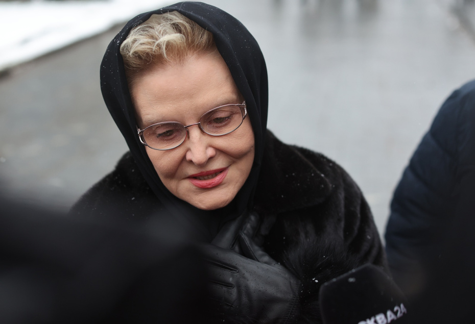 Елена Малышева на церемонии прощания с режиссером Алексеем Пимановым на Троекуровском кладбище в Москве