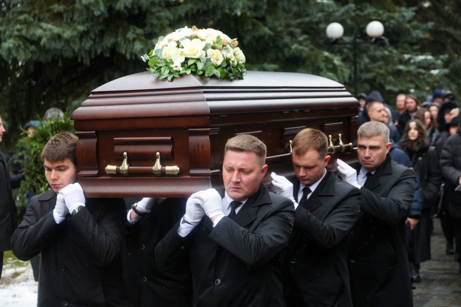 На церемонии прощания с режиссером Алексеем Пимановым на Троекуровском кладбище в Москве