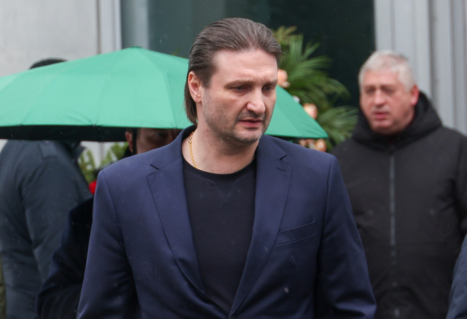 Эдгард Запашный на церемонии прощания с режиссером Алексеем Пимановым на Троекуровском кладбище в Москве