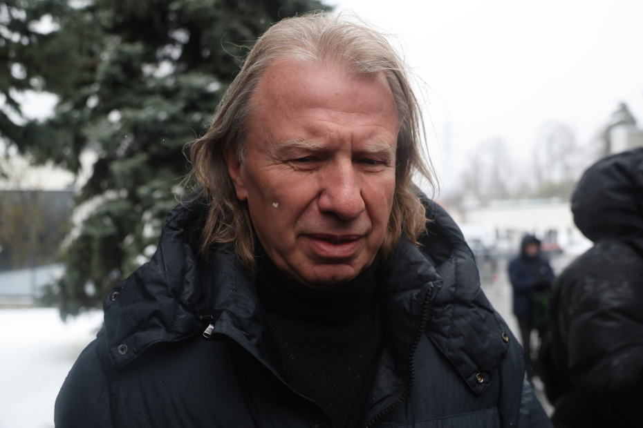 Виктор Дробыш на церемонии прощания с режиссером Алексеем Пимановым на Троекуровском кладбище в Москве