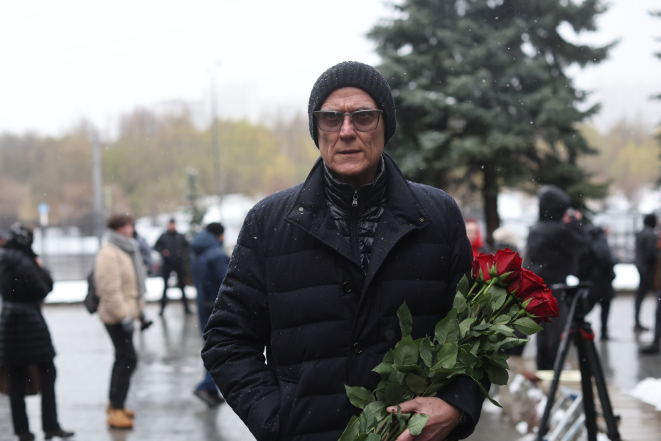 Александр Маршал на церемонии прощания с режиссером Алексеем Пимановым на Троекуровском кладбище в Москве