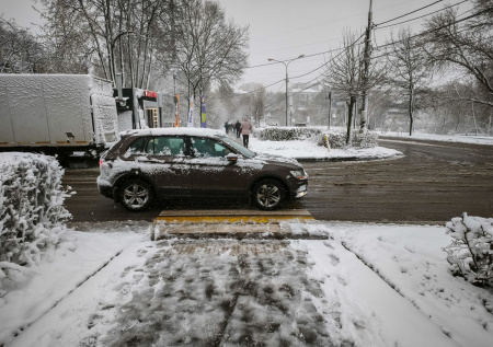Водителям дали советы, как не попасть в аварию на летней резине в снегопад