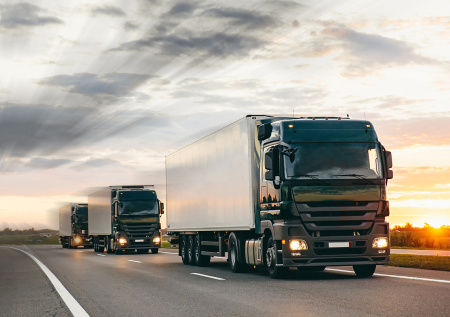 Сильнейший ветер разорвал грузовик на части на глазах у водителя