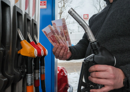 Финансист ответил, как изменятся цены на бензин в мае