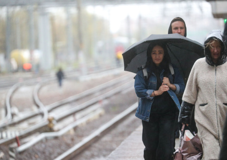 Снегопад парализовал движение пригородных поездов на двух направлениях МЖД