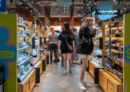 Крупнейшая сеть магазинов косметики закроет 150 точек по всей России