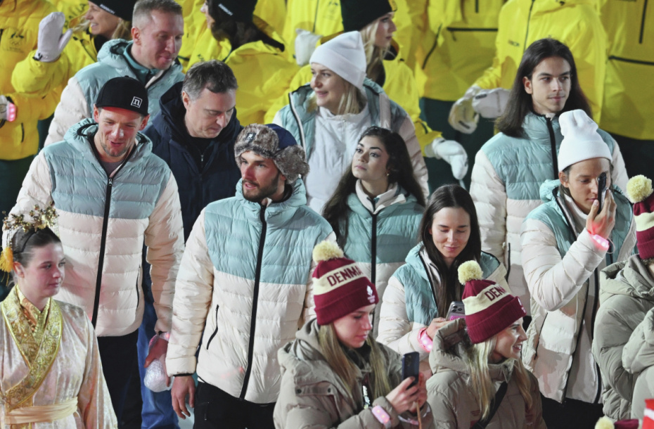 Российские спортсмены Никита Филиппов, Аделия Петросян, Дарья Непряева и Петр Гуменник, выступающие в нейтральном статусе, во время парада атлетов на церемонии закрытия XXV зимних Олимпийских игр в Италии